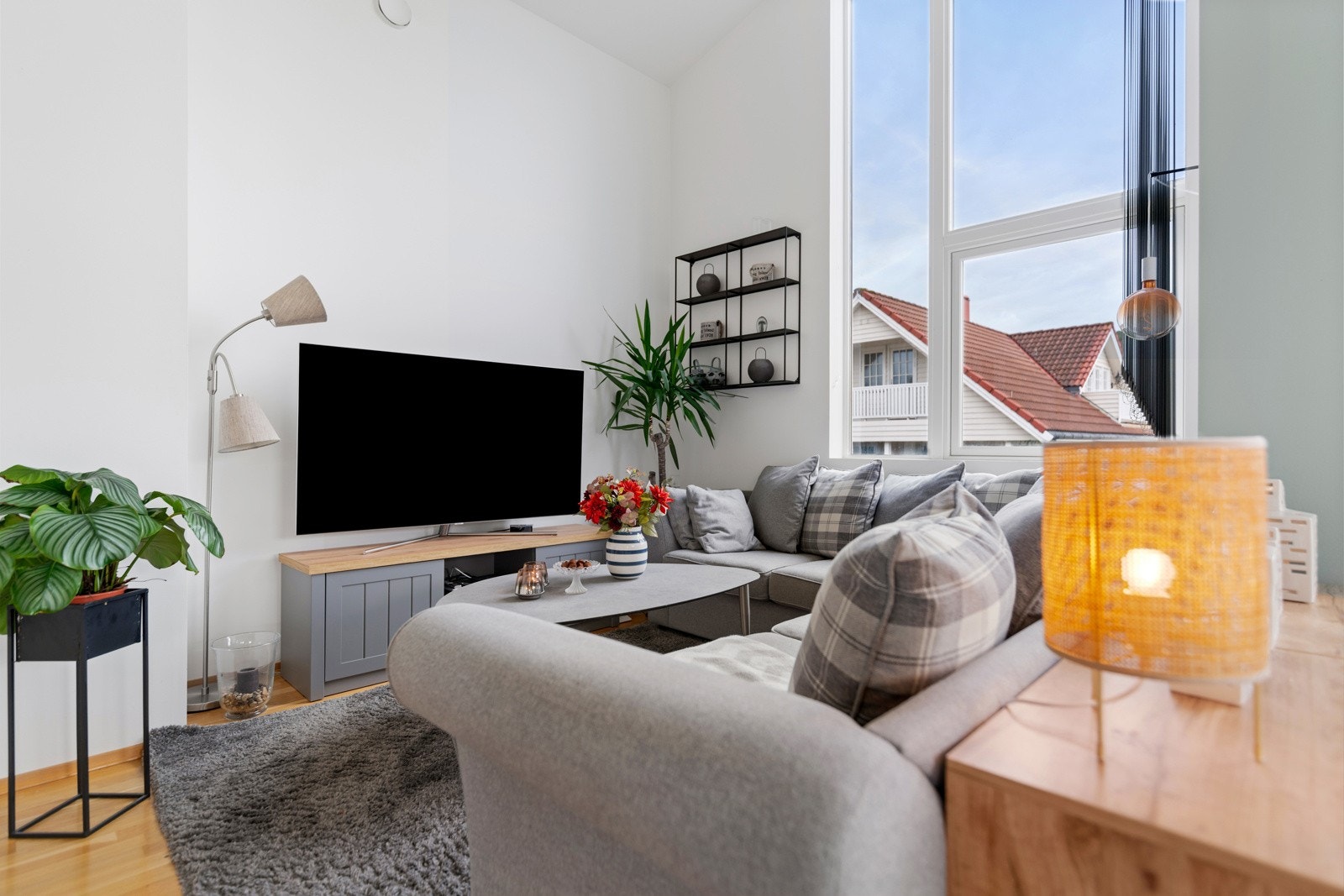 Her finner du lekre detaljer og stilrene linjer, god plass i stue for å møblere slik du ønsker det. Galleribilde