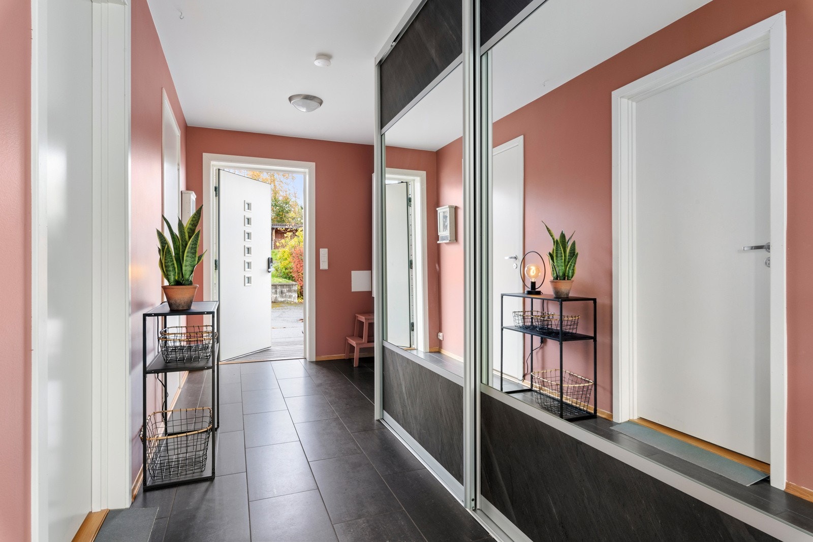 Praktisk og romslig skyvedørsgarderobe i gangen Galleribilde