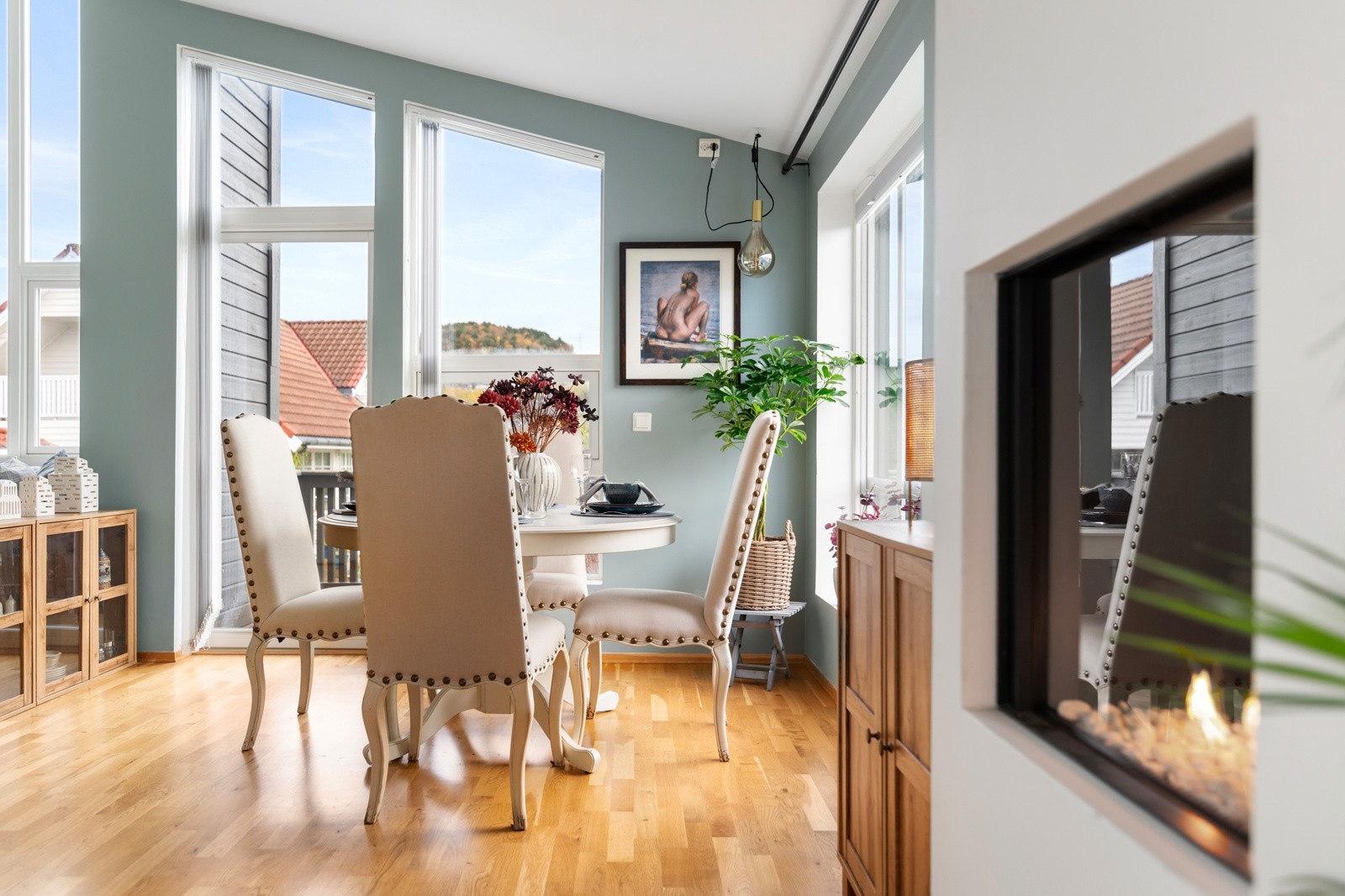 I gang og på bad er det varmekabler i gulv, og på stue finner du denne elegante gasspeisen fra Faber. Galleribilde