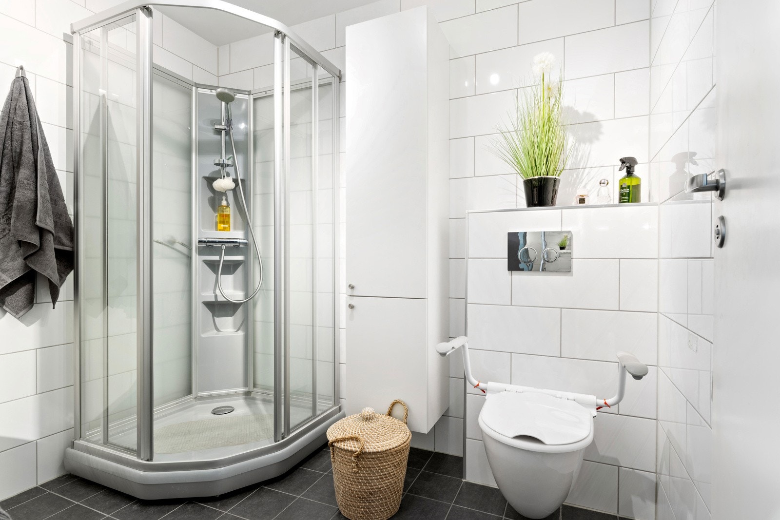 Kabinett og vegghengt WC, samt fliser på overflater. Håndtak på WC er selvfølgelig avtakbare . Galleribilde