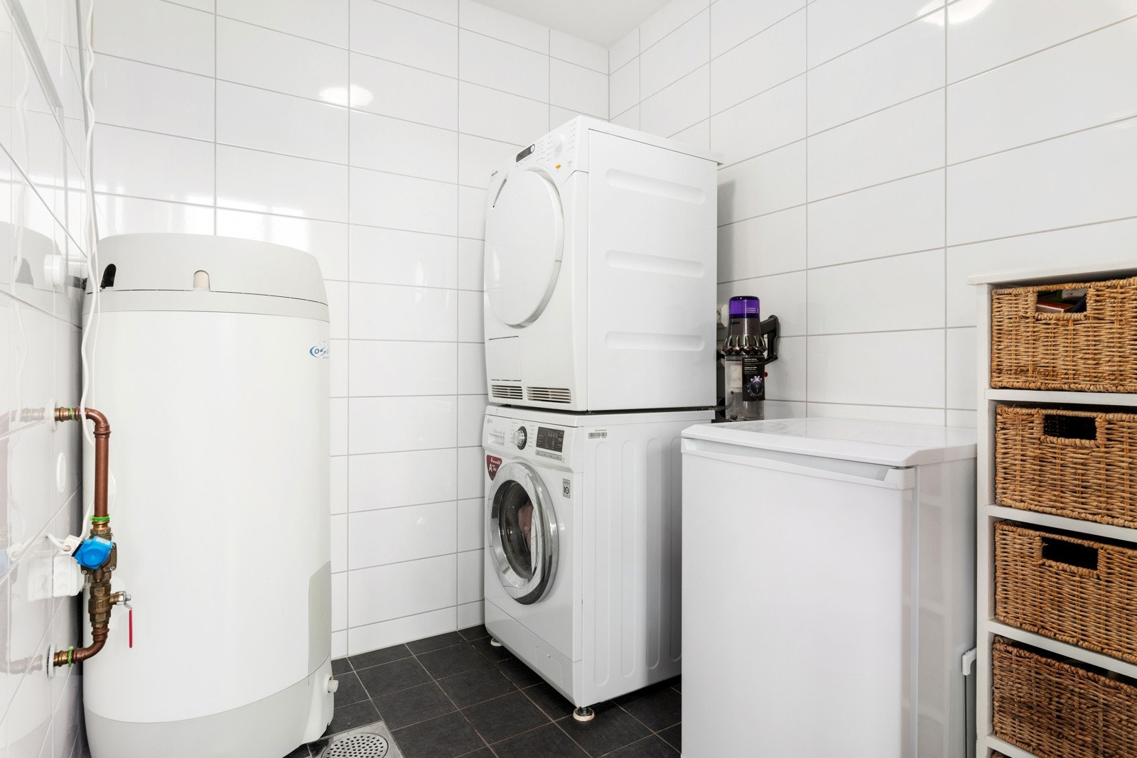 Vaskerommet ligger mellom kjøkken og bad, og er høyt verdsatt av selger. I taket er det luke til loft med gulvplass på ca 6 kvm. Galleribilde