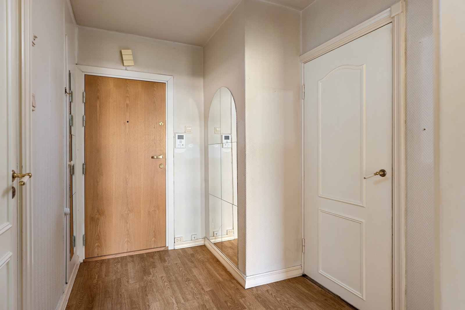 Entre med plassbygd garderobe Galleribilde