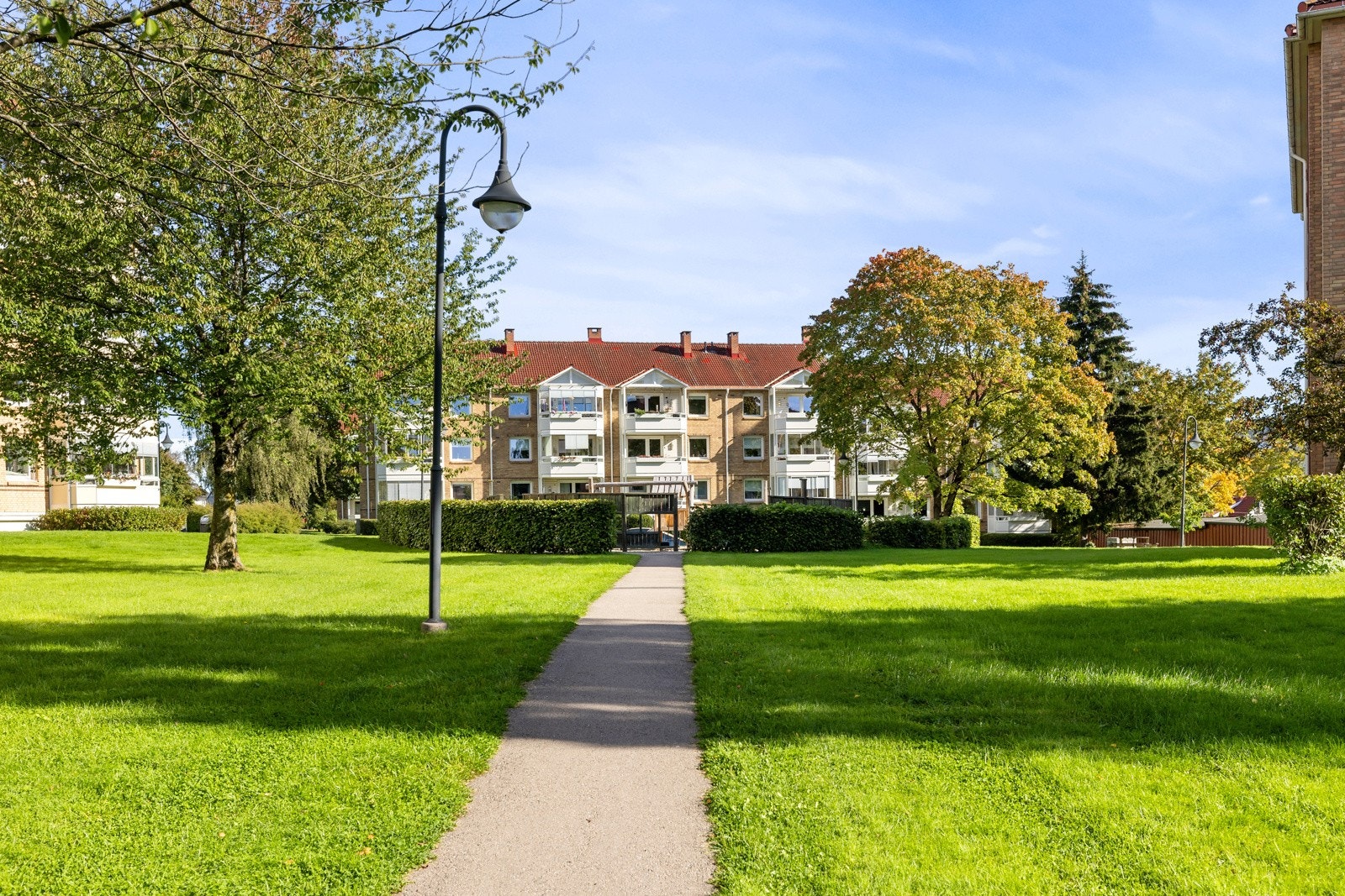 Kort vei bort til lekeplassen med sittegrupper Galleribilde