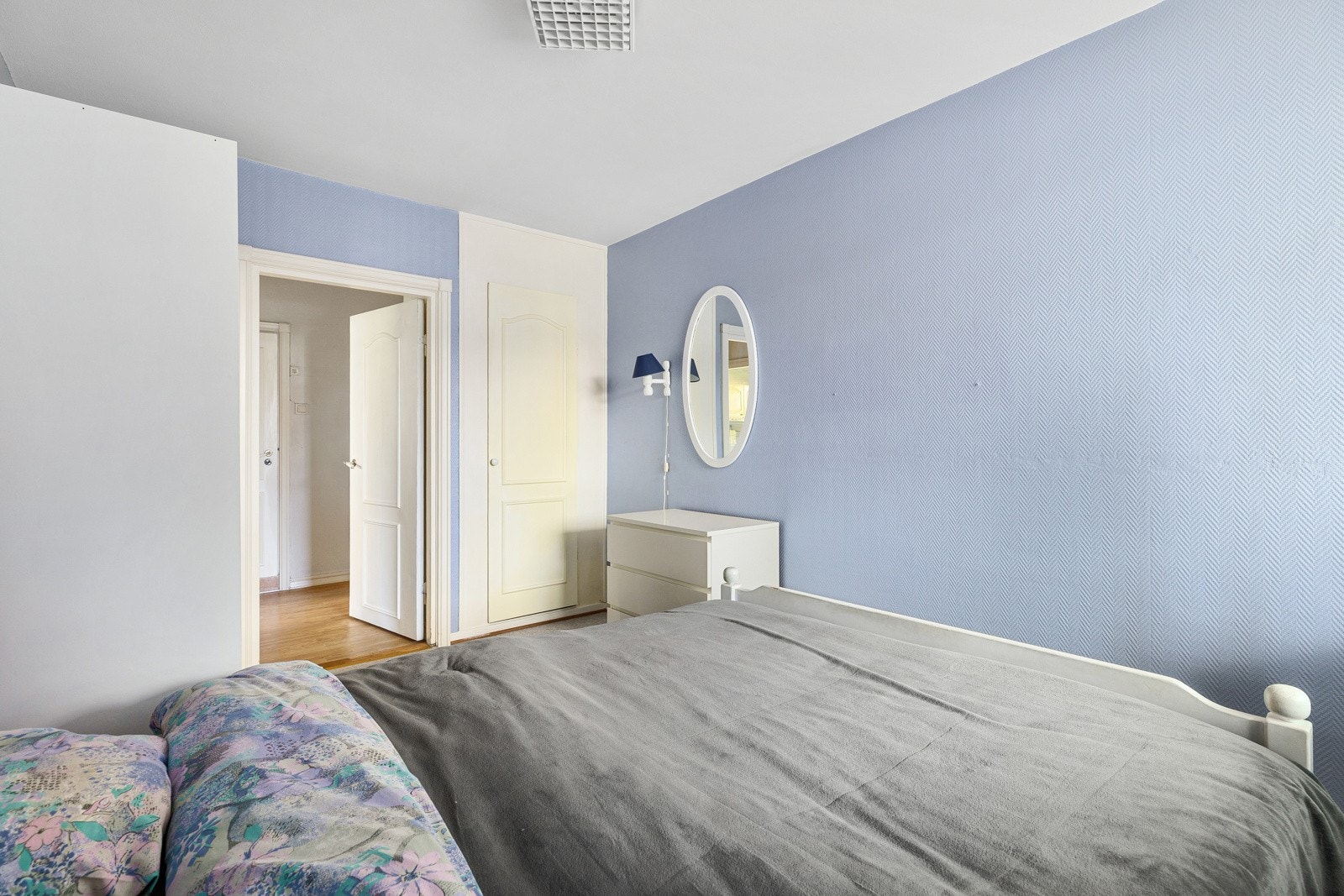 Plassbygd garderobe ved døren inn til soverommet. Galleribilde