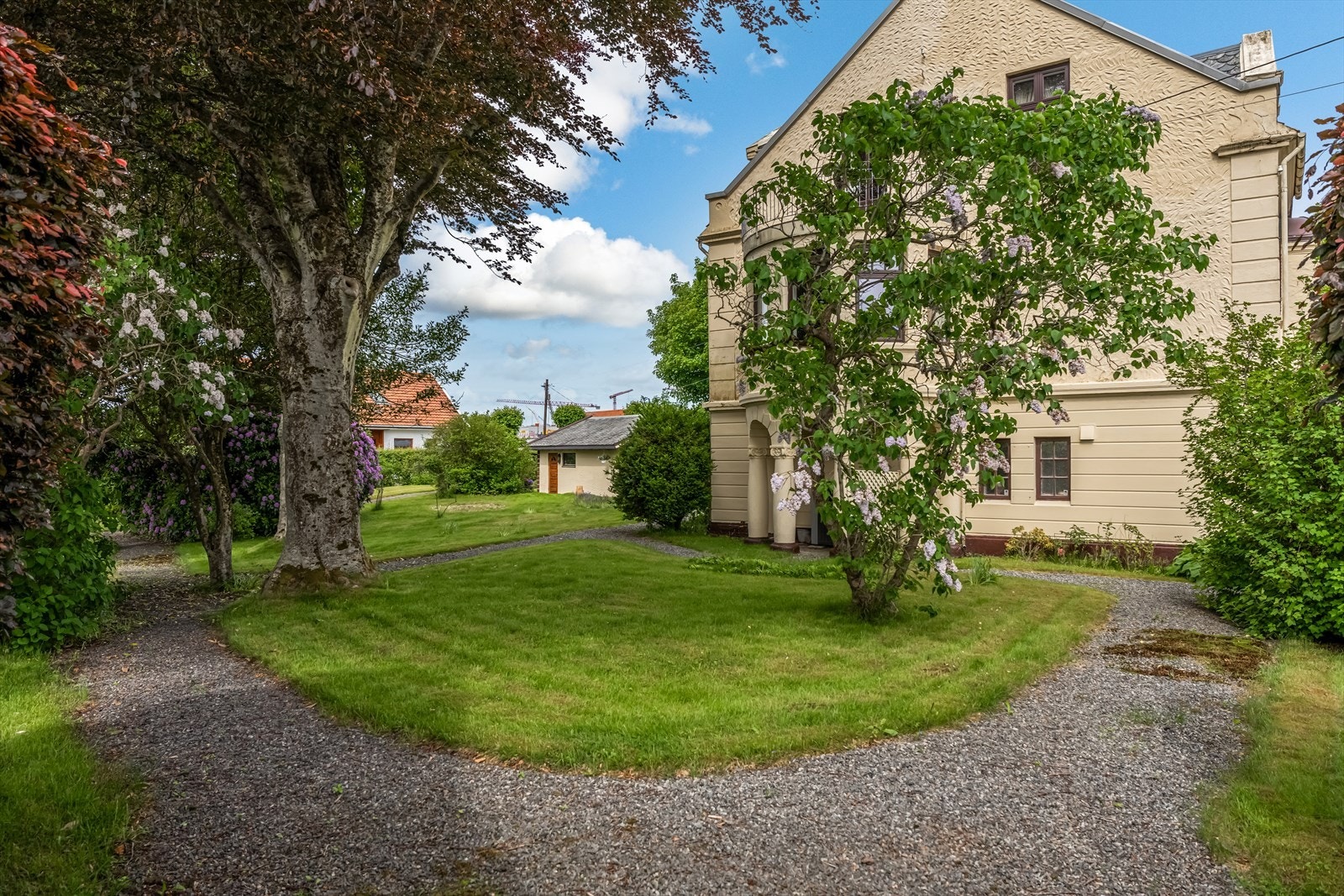 Meget trivelige uteområde med plen, balkong, beplantninger og gangstier Galleribilde