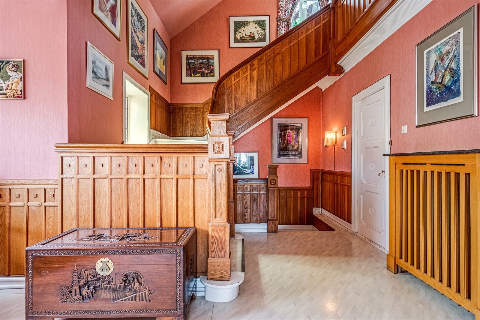 Boligen er elegant innredet Innvendig med gulv av parkett, betong, fliser og belegg Galleribilde