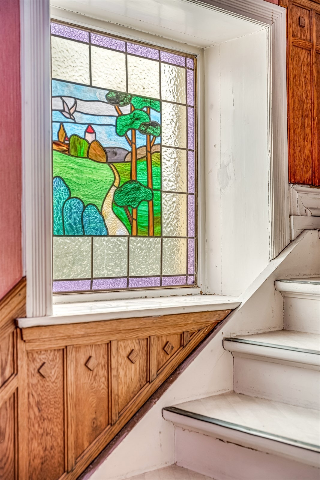 Uforglemmelige detaljer som elegante utskjæringer og klassiske glassmalerier Galleribilde
