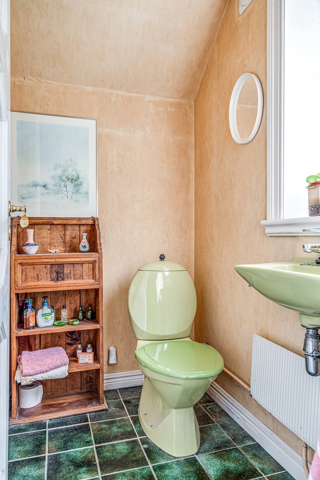 Toalettrom med fliser på gulv og tapetserte vegger Galleribilde