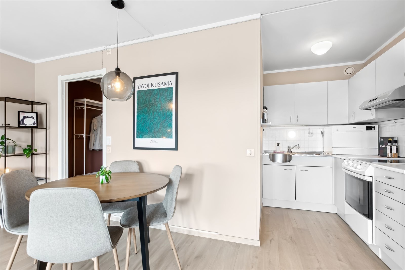 Spisebord passer perfekt inn mellom stuen og kjøkkenet. Galleribilde