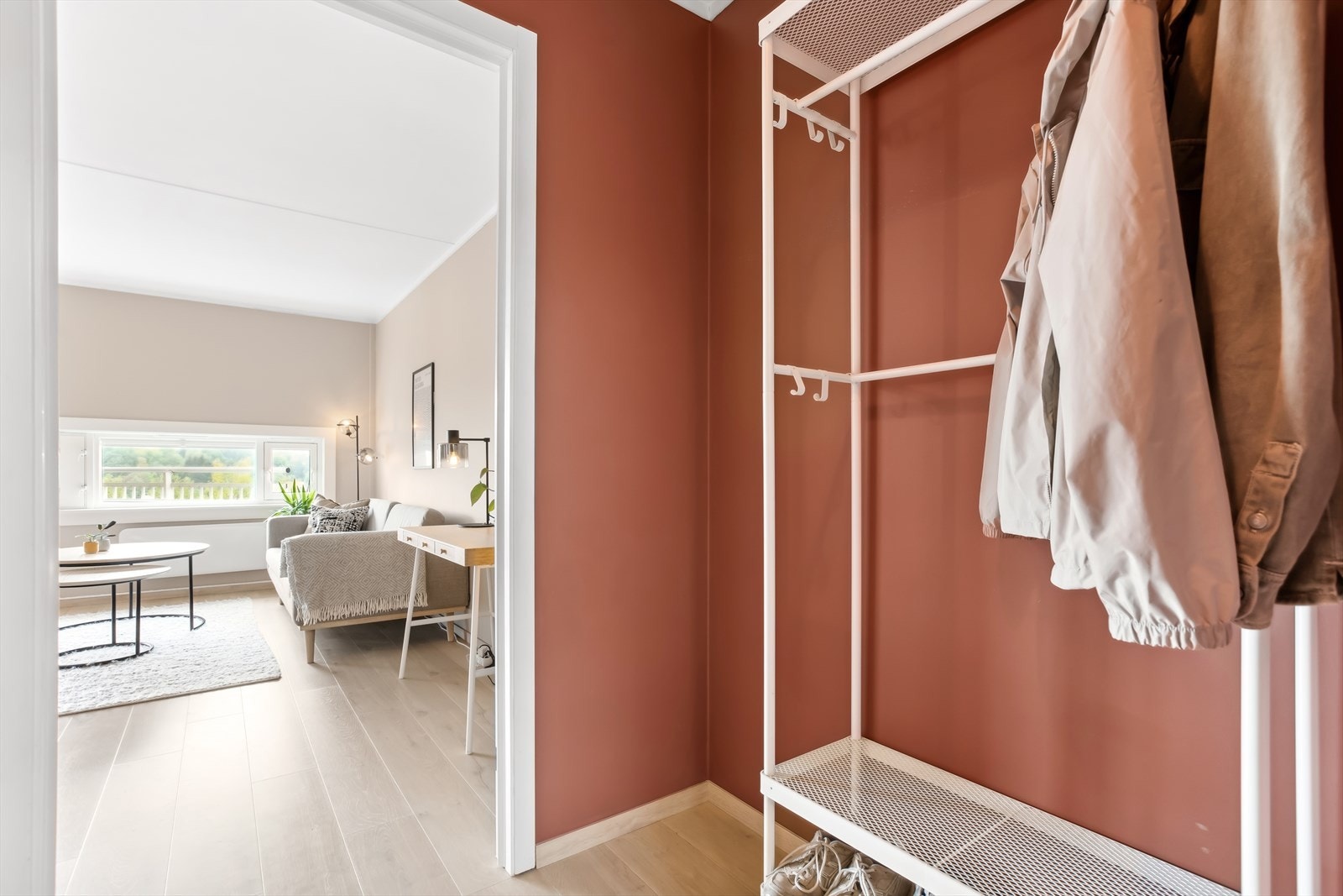 Velkommen inn! Entreen er pen og innbydende, og gir et godt førsteinntrykk av boligen. Her har du også en nisje hvor du fint får plass til fine garderobeløsninger. Galleribilde