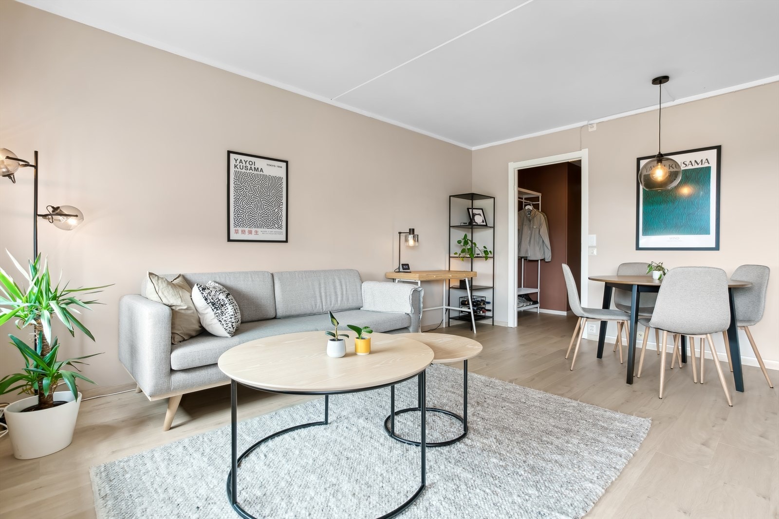 Stuen er av god størrelse, her får du fint plass til både hjørnesofa og spisestueløsning. Galleribilde