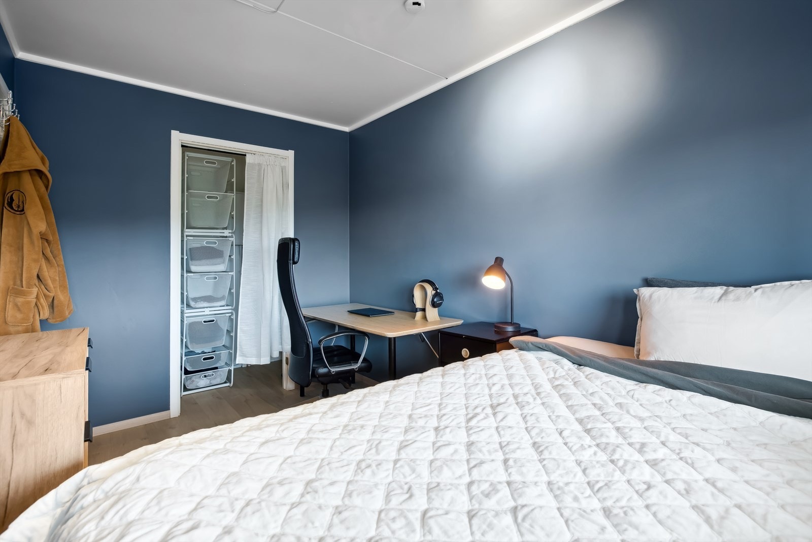 I tilknytning til soverommet har du også en praktisk innvendig bod som i dag benyttes som garderobe. Her finner du også sikringsskapet. Galleribilde