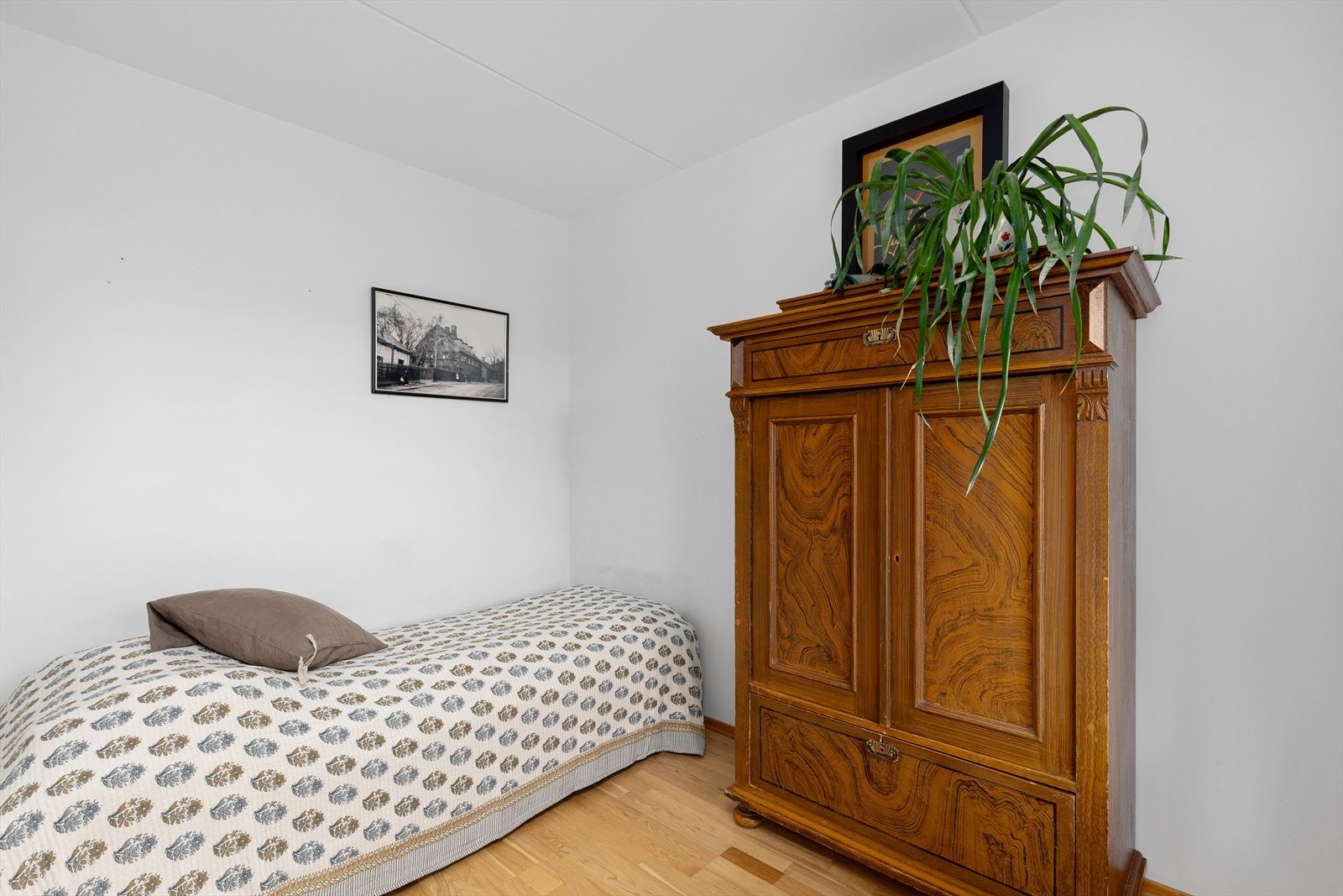 Soverom nr 2 vendt mot balkongside Galleribilde