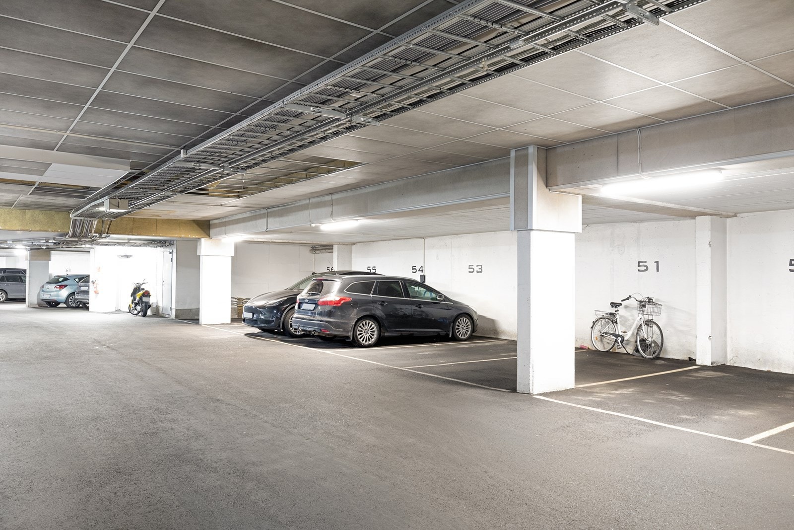 Oversikt over garasjeanlegget og parkeringsplassen Galleribilde