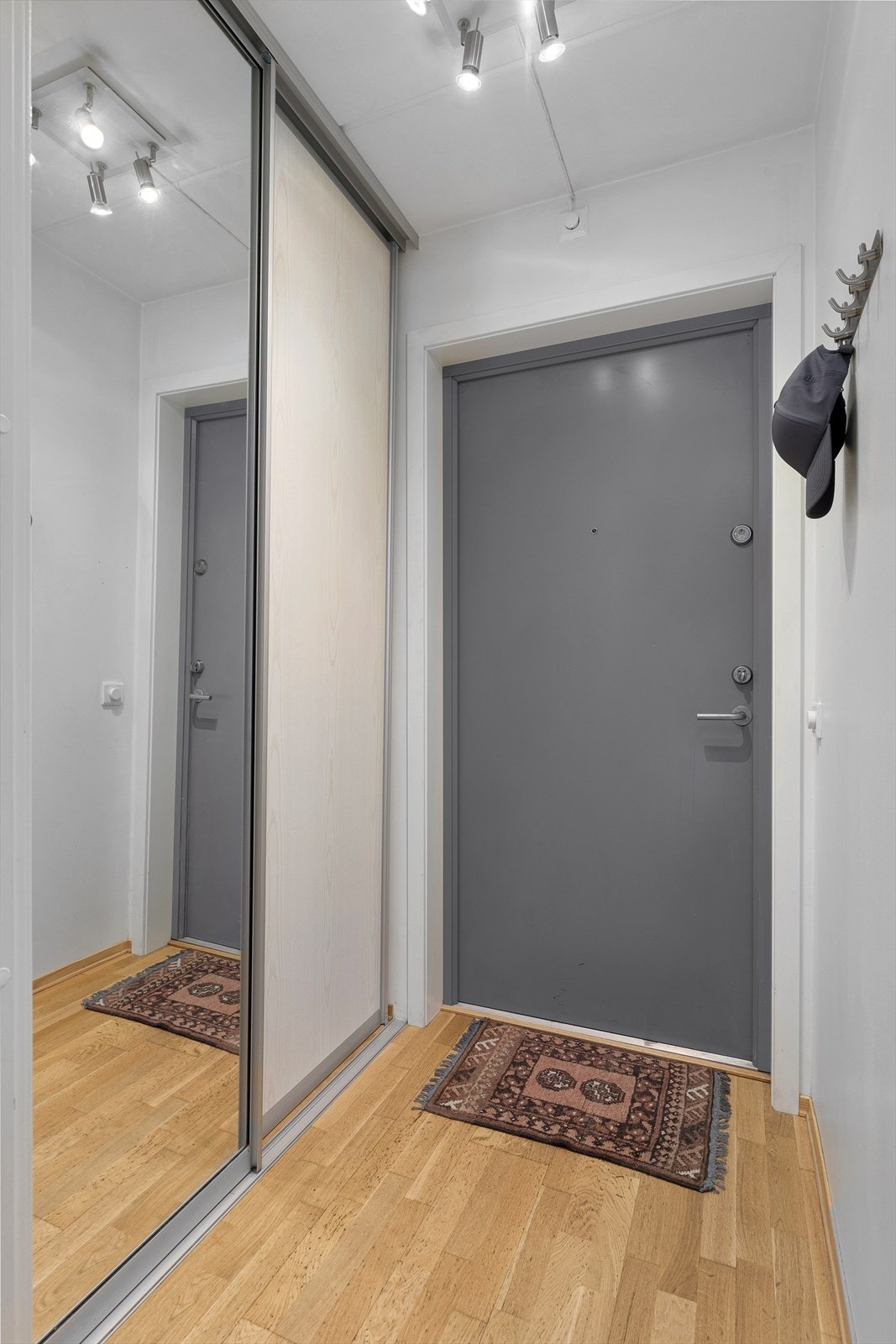 Entre med skydedørsgarderobe Galleribilde