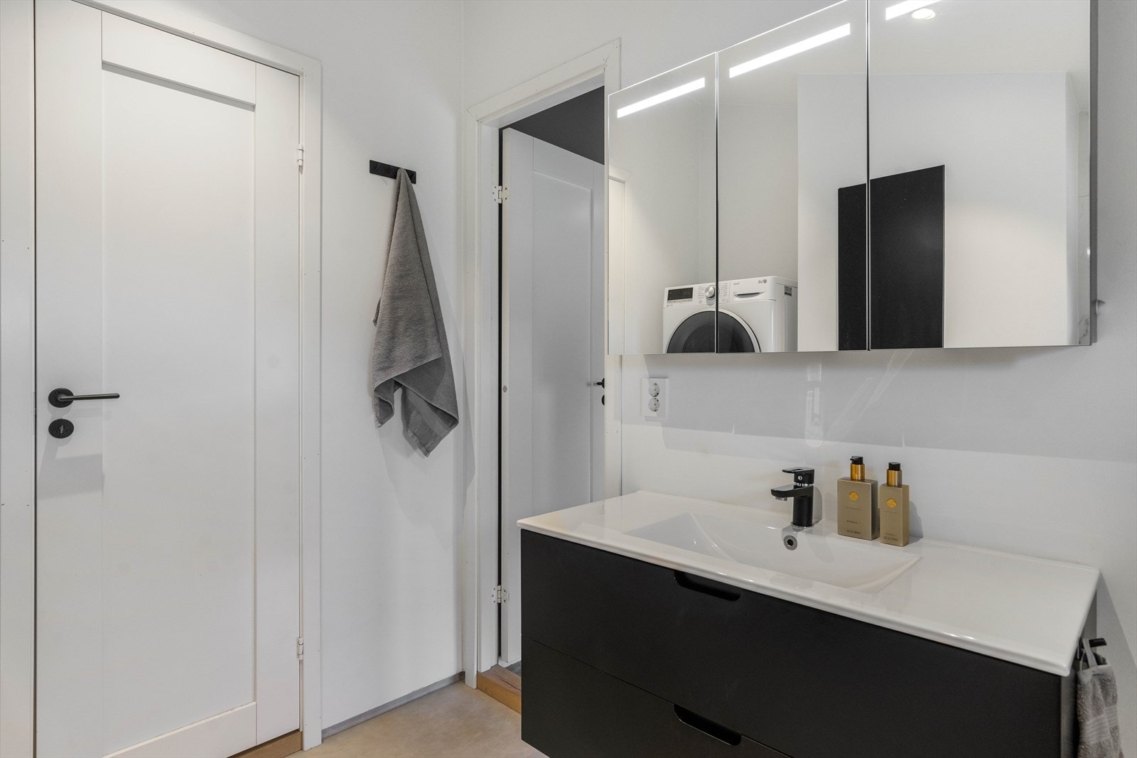 Nyere, moderen baderom som har gulvbelegg med varme, moderne baderomspanel på vegger. Flott baderomsinnredning og dusj med glassvegger. Galleribilde