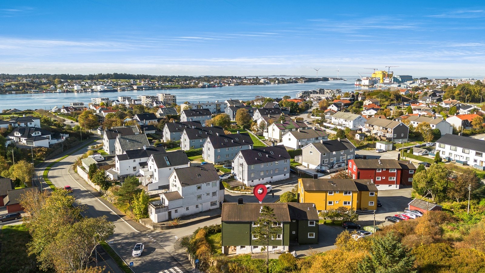 Tilbaketrukket beliggenhet i søre del av Haugesund. Her har en gangavstand til skoler, høyskolen, dagligvare og sentrum av Haugesund Galleribilde