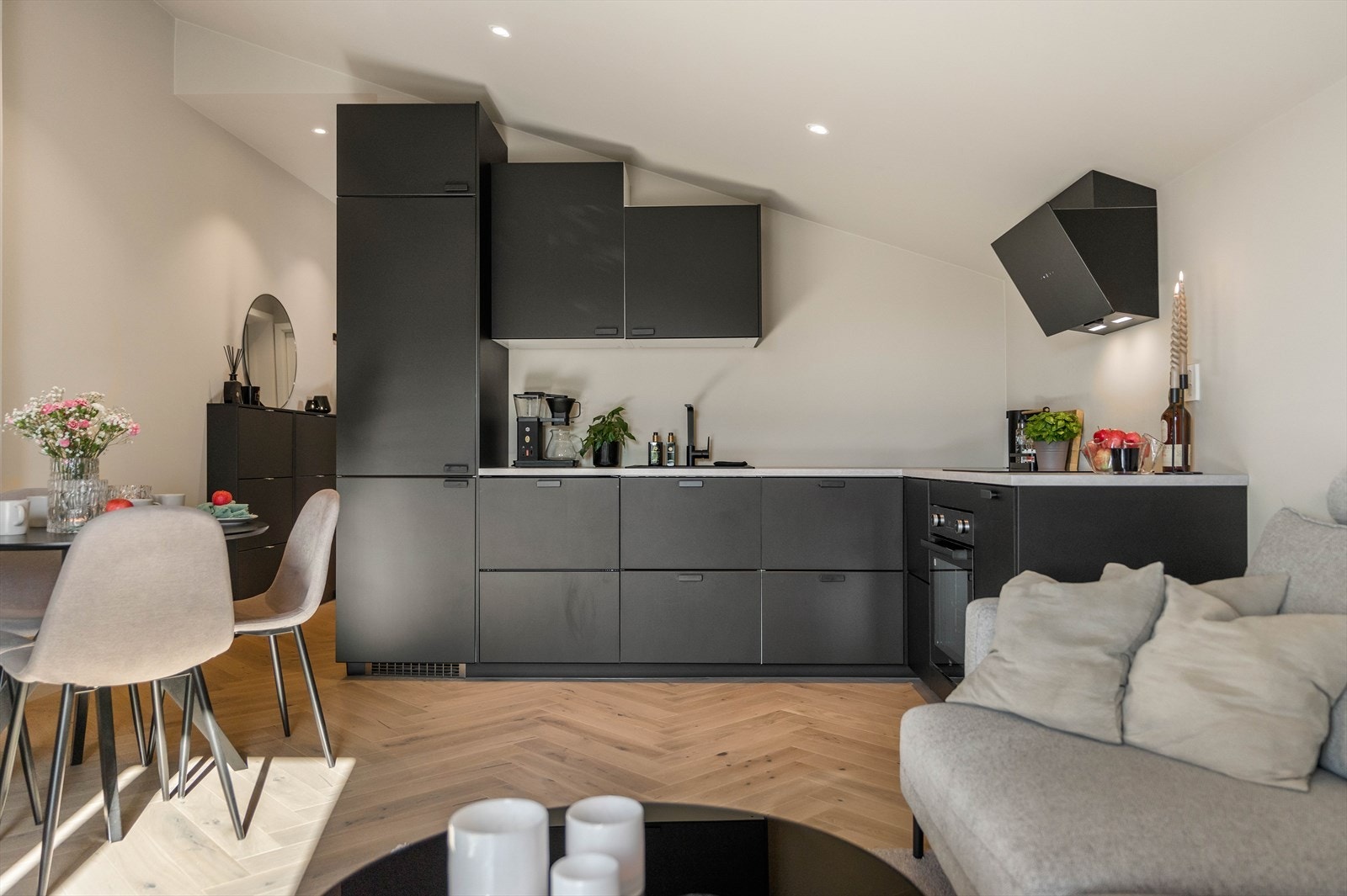 Moderne kjøkken med god skap og- benkeplass. Integrerte hvitevarer som stekeovn, koketopp, kjøl/ fryseskap og oppvaskmaskin. Galleribilde