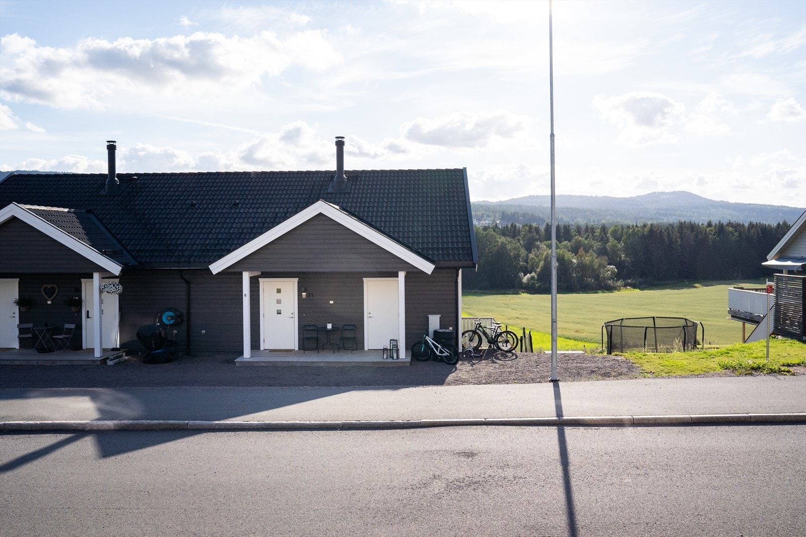 Boligen ligger på et nyere og svært barnevennlig boligfelt. Feltet består av eneboliger, tomannsboliger og lavblokker. Galleribilde