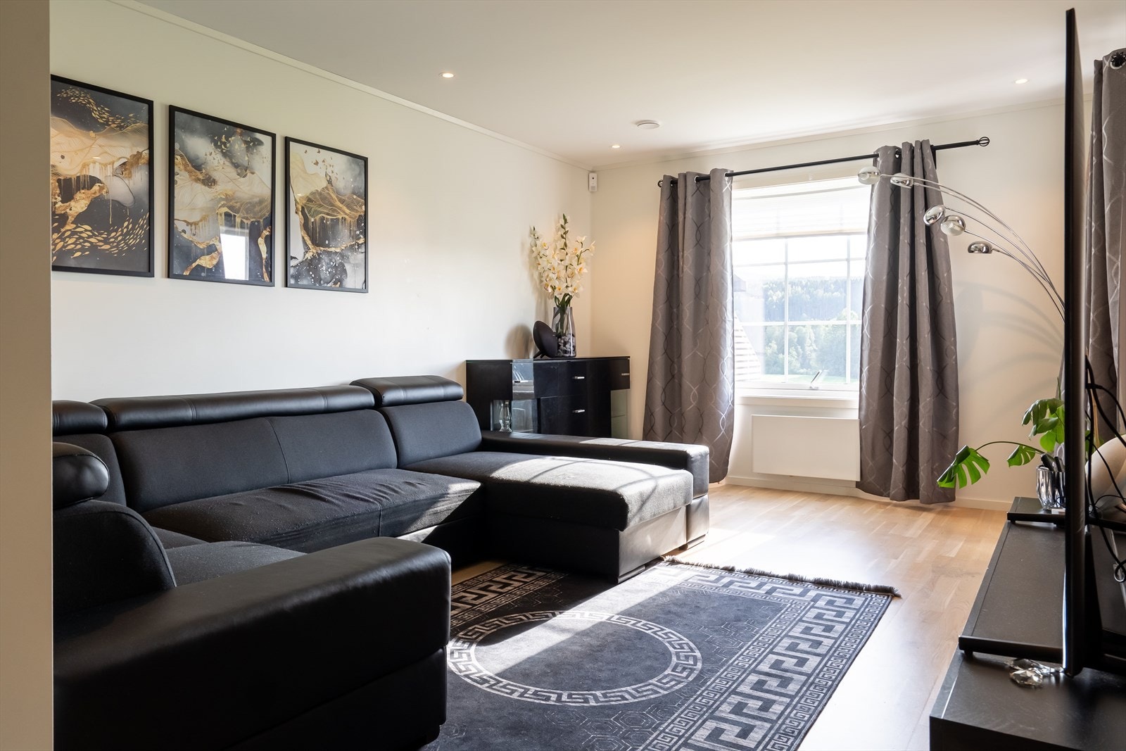 Det er en stue nummer to i underetasjen. Her er det også utgang til uteområde. Galleribilde