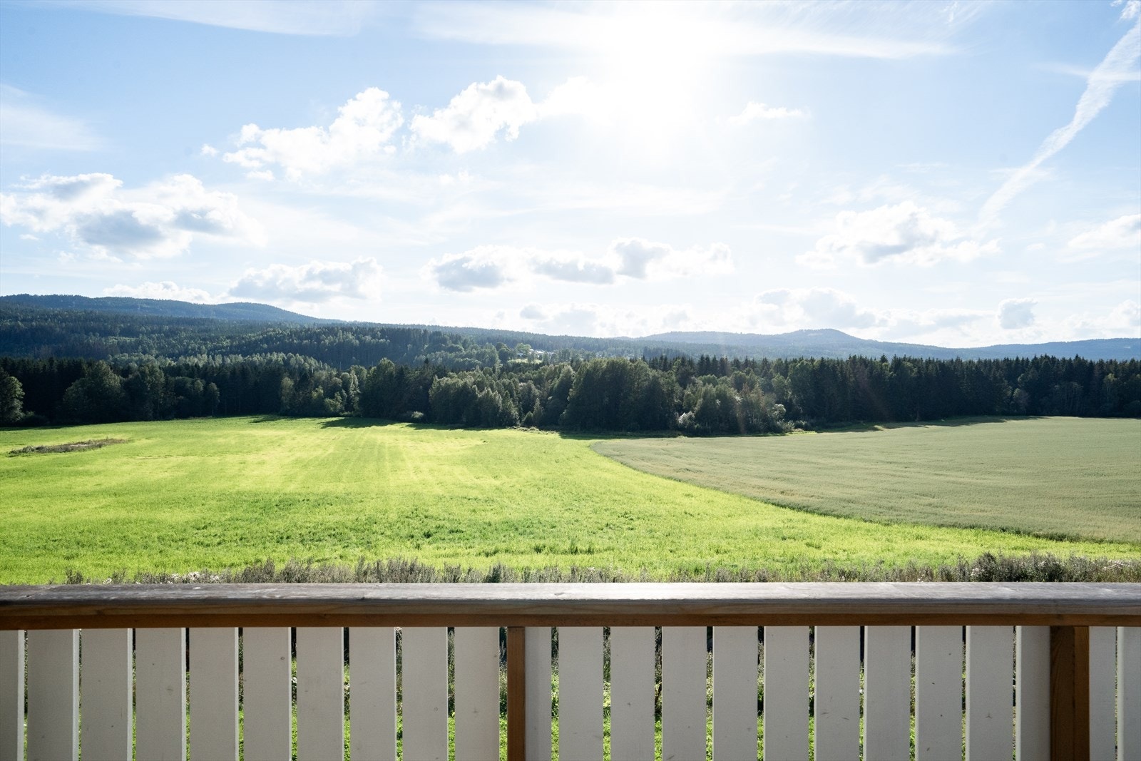 Boligen har fantastisk beliggenhet på feltet med naturskjønn utsikt fra alle rom. Galleribilde