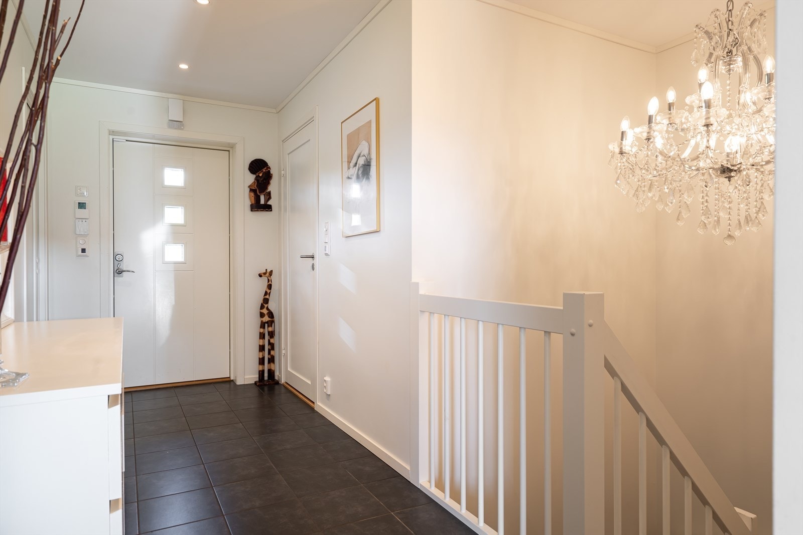 Entreen har fliser på gulv med varmekabler. Galleribilde