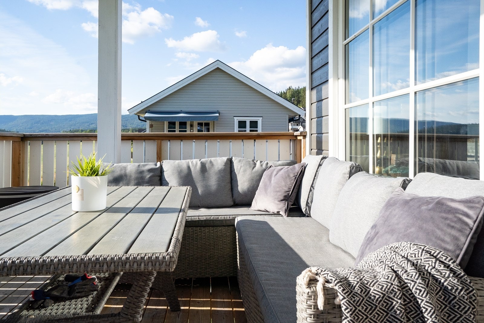 Fra stuen er det utgang tilbalkong med god plass til sittegrupper og grill. Her er det fantastisk utsikt og gode solforhold! Galleribilde