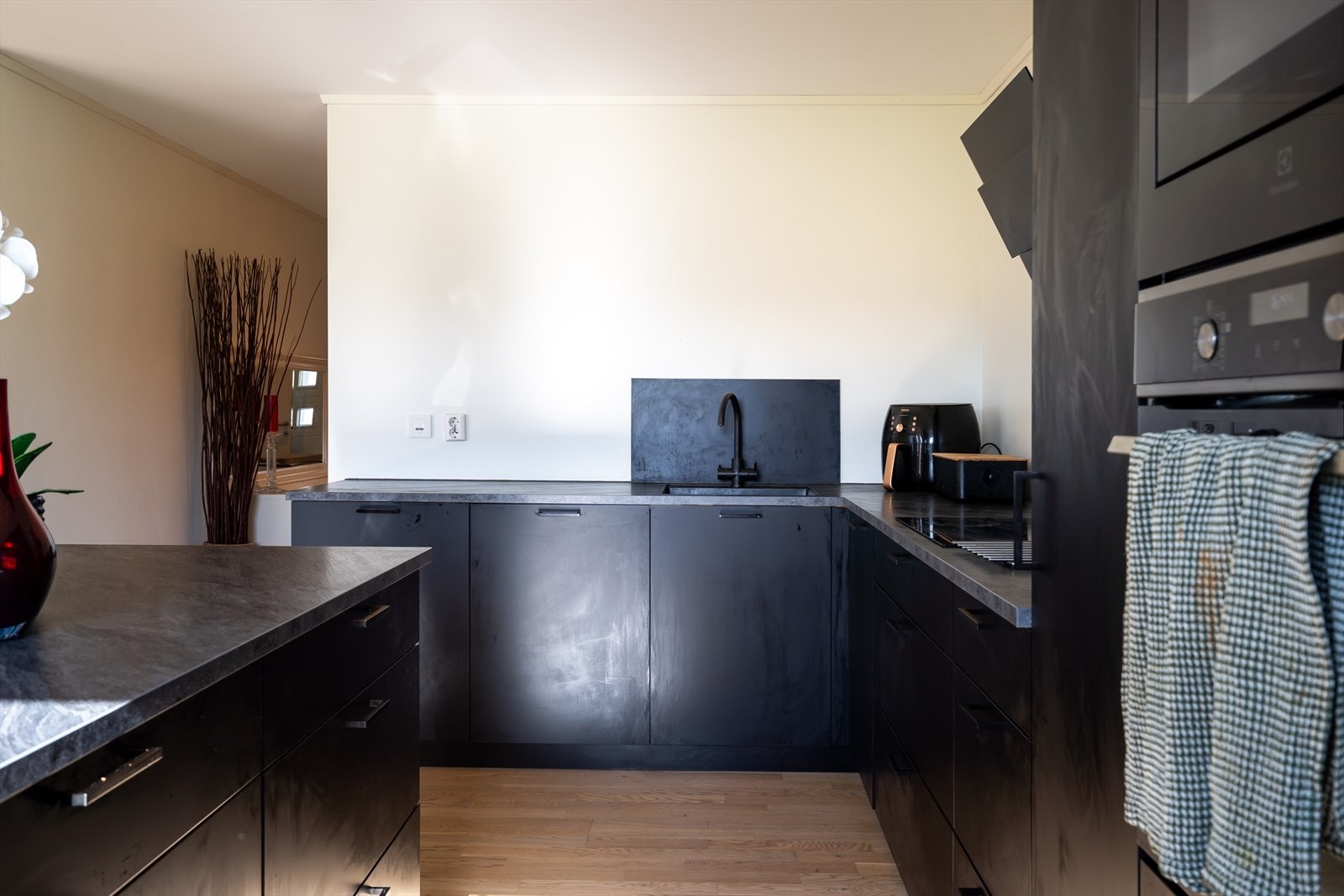 Integrerte hvitevarer som stekeovn, platetopp, oppvaskmaskin og kombiskap medfølger. Galleribilde