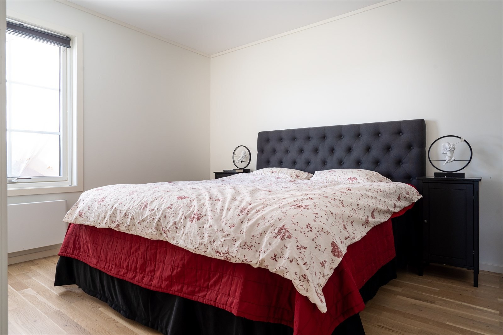 Hovedsoverom med god plass til dobbeltseng med tilhørende nattbord. Galleribilde