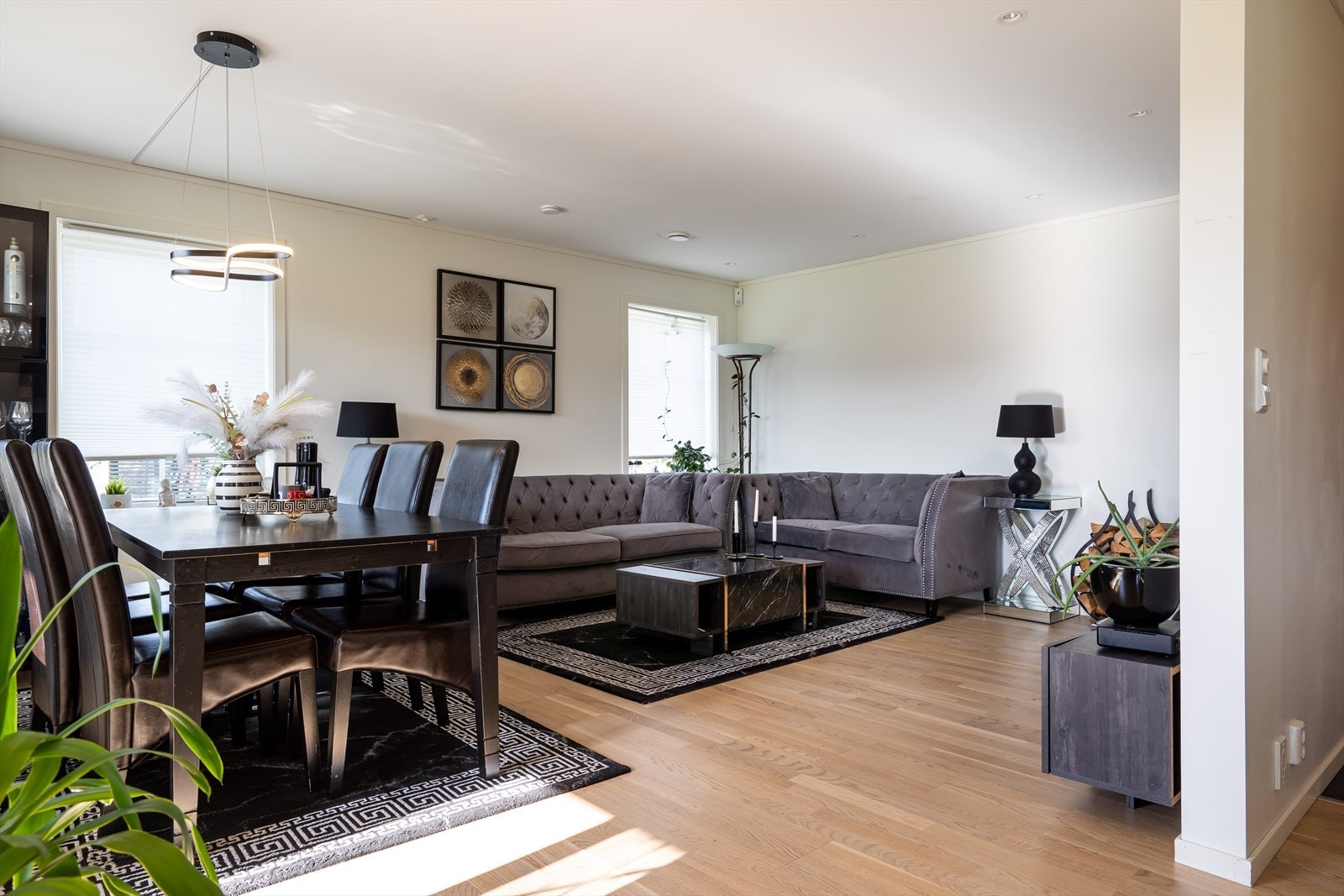 Stuen er av god størrelse og har god plass til både sofa- og spisegruppe. Galleribilde