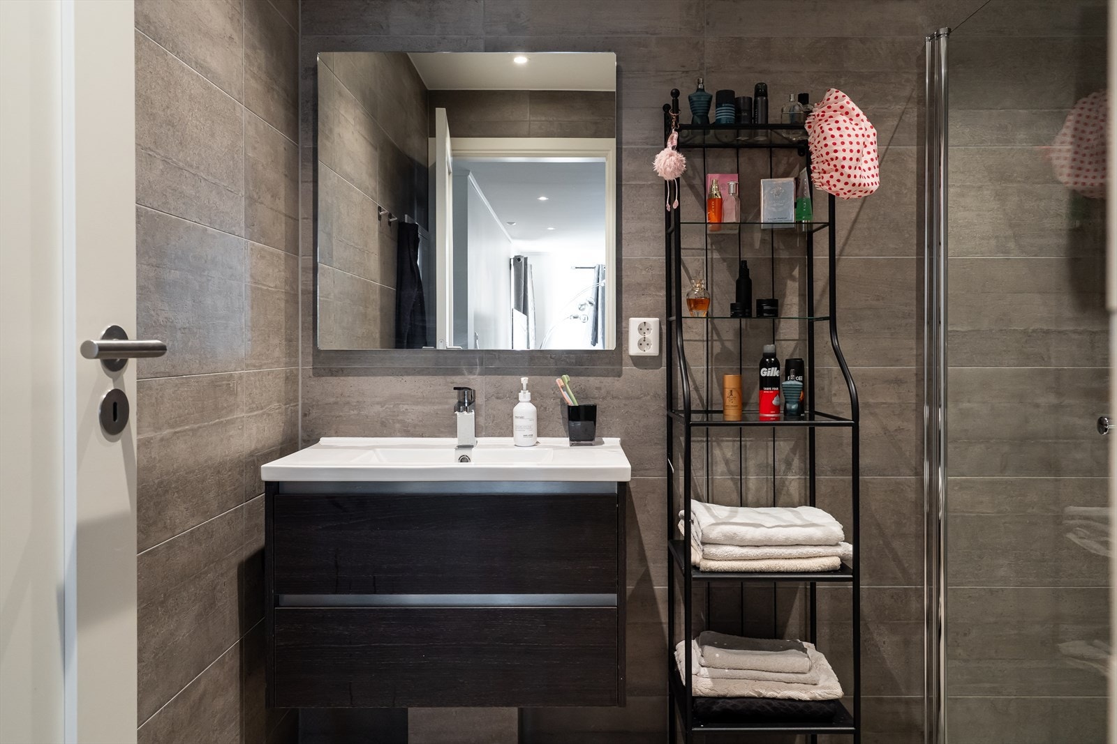 Badet i underetasjen holder høy standard og har moderne flisvalg. Galleribilde