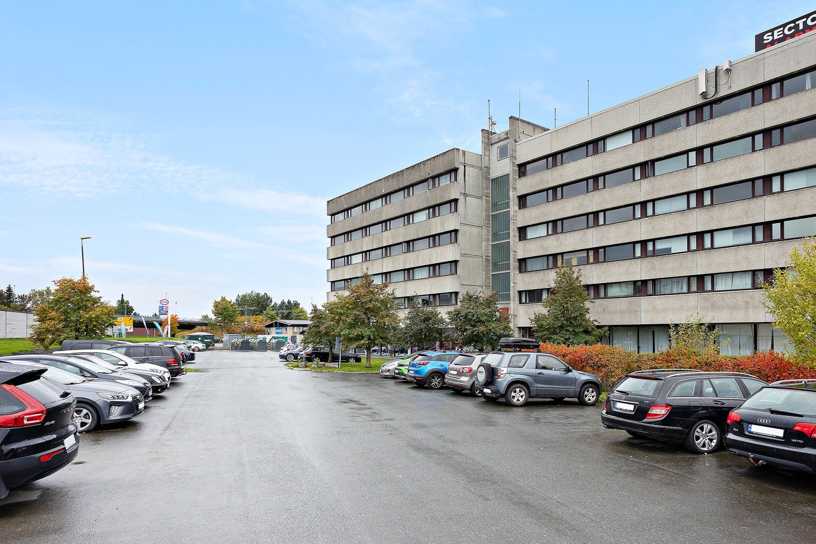 Felles parkeringsplass for beboere like utenfor. Galleribilde