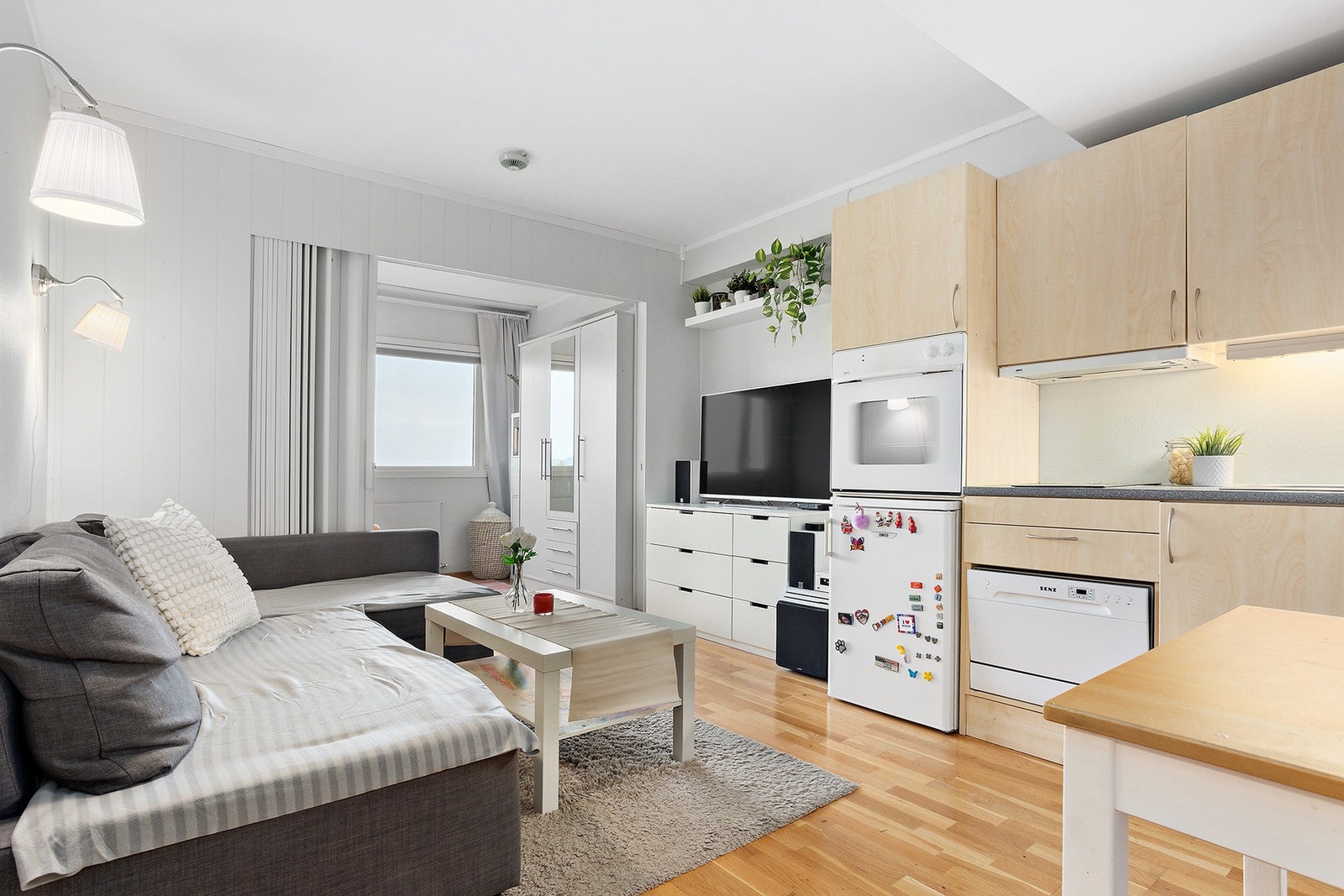 Kjøkkeninnredningen fremstår i pen stand uten vesentlig skader og avvik. Kjøkkenet får tilstandsgrad 1 av takstmann. Galleribilde