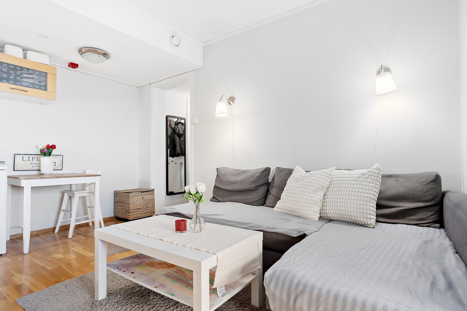 Stue/kjøkken løsning på 13kvm med godt lysinnslipp og en arealeffektiv løsning som gir god plass til sofagruppe. Galleribilde