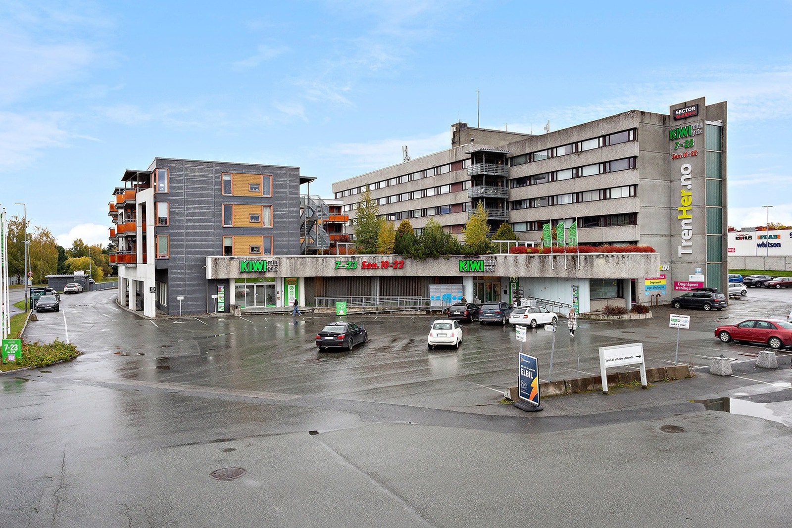 Dagligvarebutikk og treningssenter finner du i 1.etasje. Det er også bussholdeplass like utenfor med hyppige avganger. Galleribilde