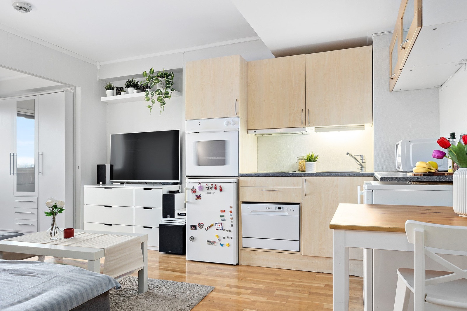 Kjøkkenet er godt utnyttet og har godt med skapplass. Ved kjøkkenet er det plass til en spisebord. Galleribilde