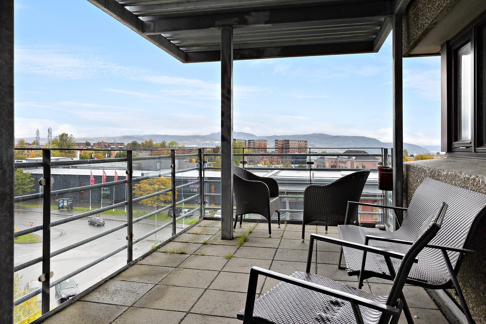 Felles balkong med gode solforhold for beboere i borettslaget. Galleribilde