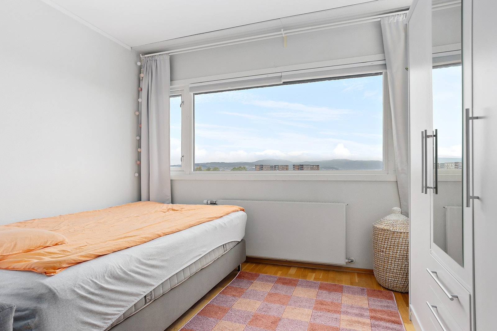 Videre inn fra stue/kjøkken kommer du inn i en sovealkove på 7,5kvm Galleribilde