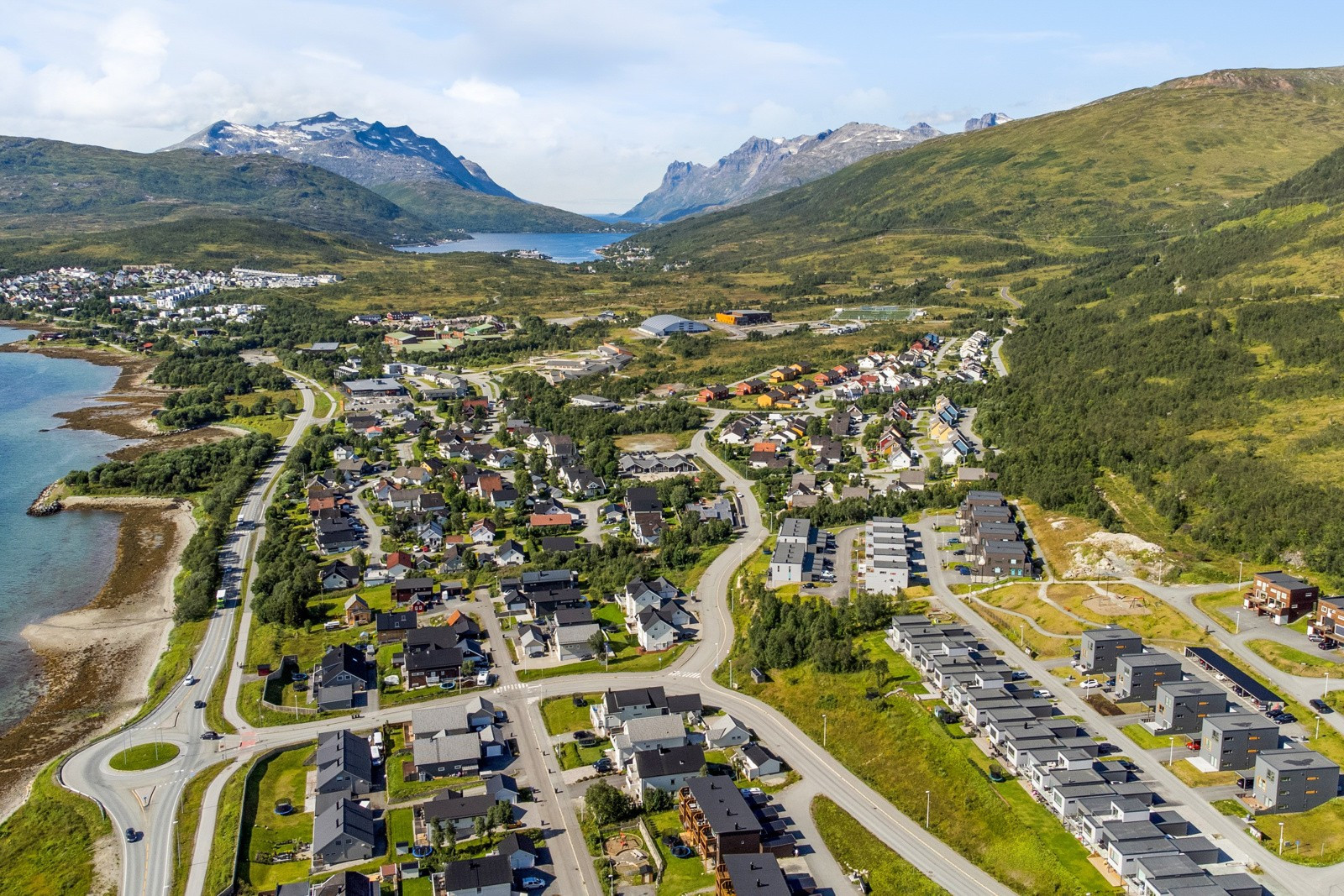 Boligen ligger meget attraktivt til på Strand - Et forholdsvis nyetablert område som har utmerket seg som Kvaløyas mest etterspurte de siste årene.