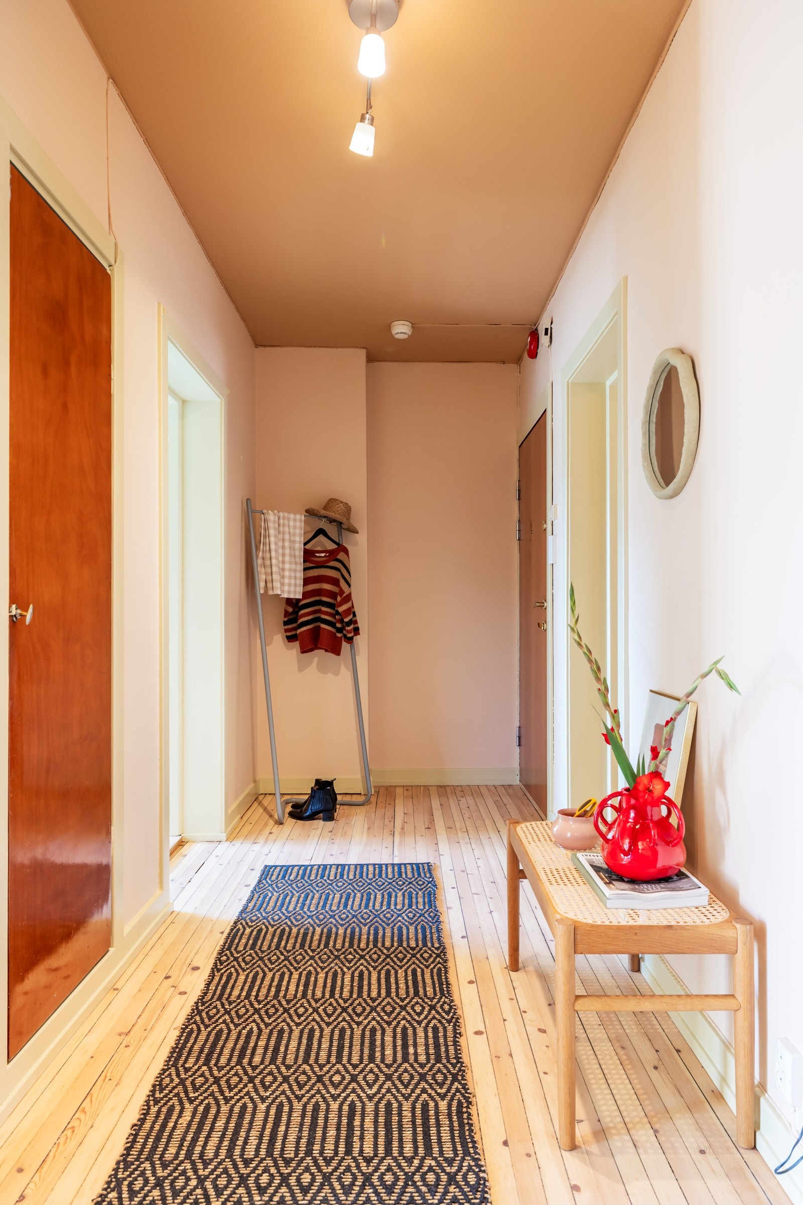 Leiligheten ligger i 2. etasje og har trappeadkomst til leilighetsplan Galleribilde