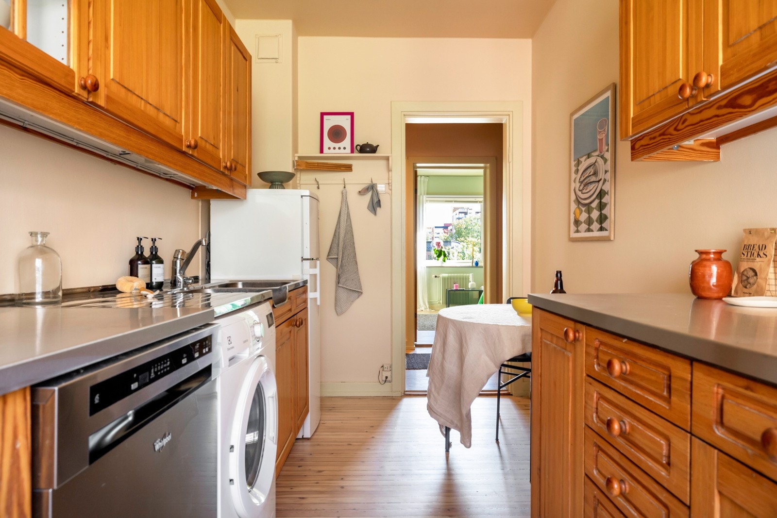 Innredningen har profilerte fronter og benkeplatene ble kledd i stål i 2024 Galleribilde