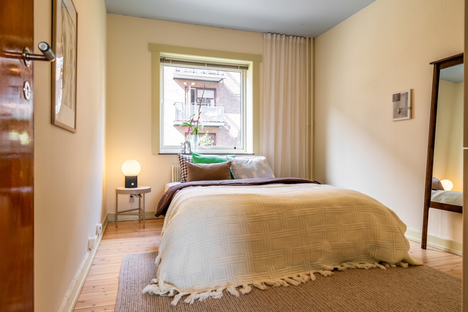Hovedsoverommet er romslig og har god plass til dobbeltseng Galleribilde