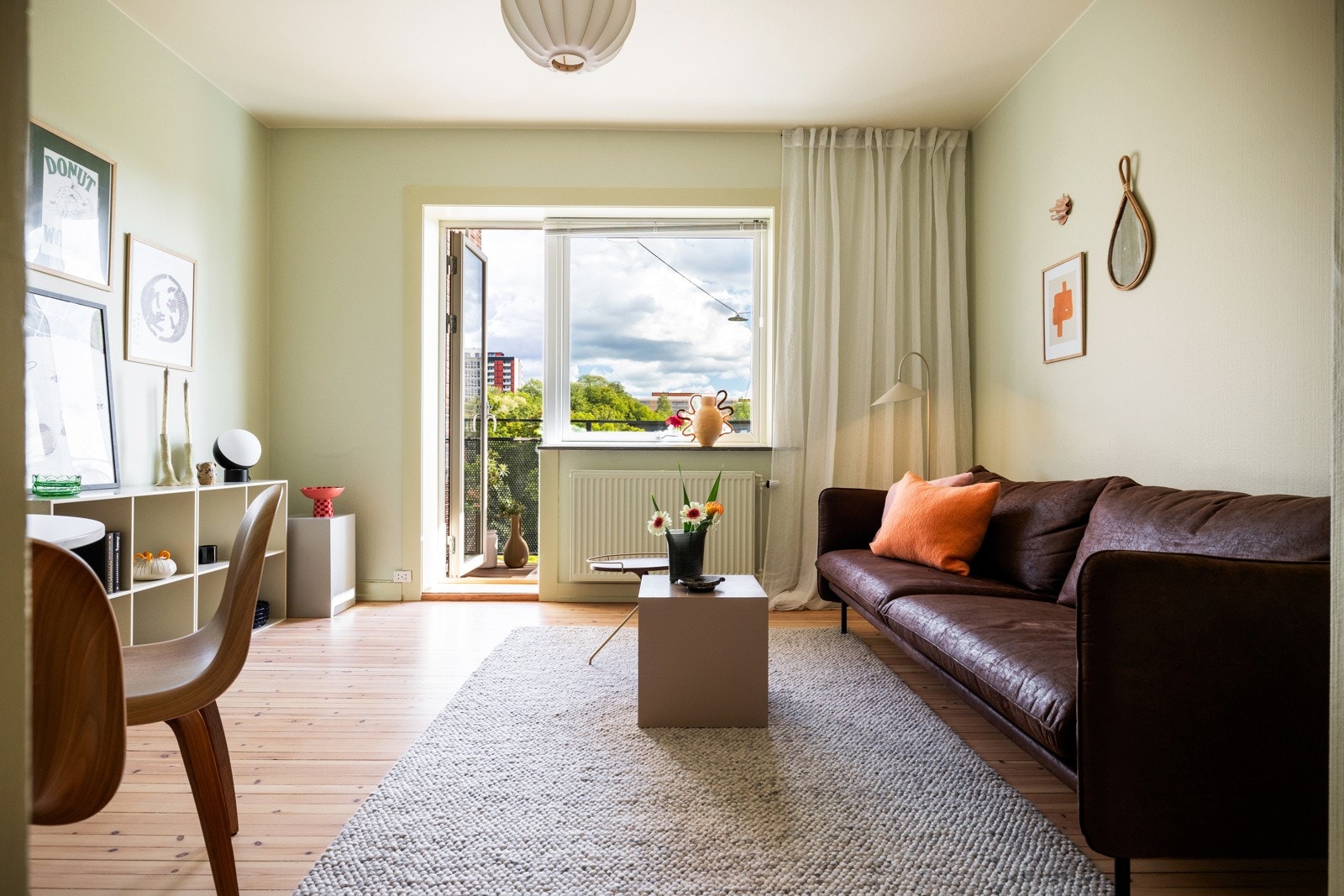 Leiligheten inneholder: Entré, stue, kjøkken, 2 soverom og bad Galleribilde