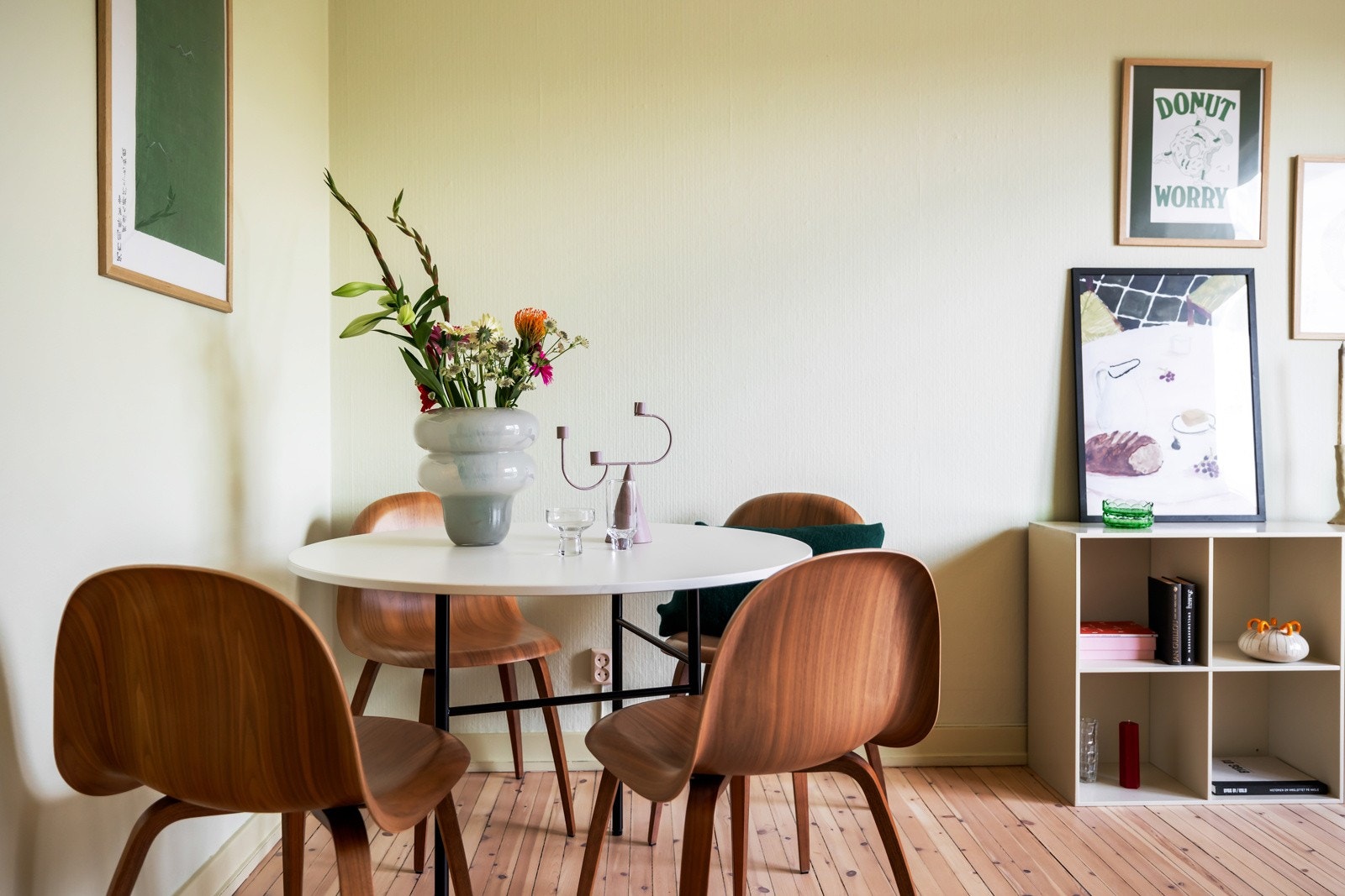 Rommet er luftig med 2,65 meter takhøyde Galleribilde