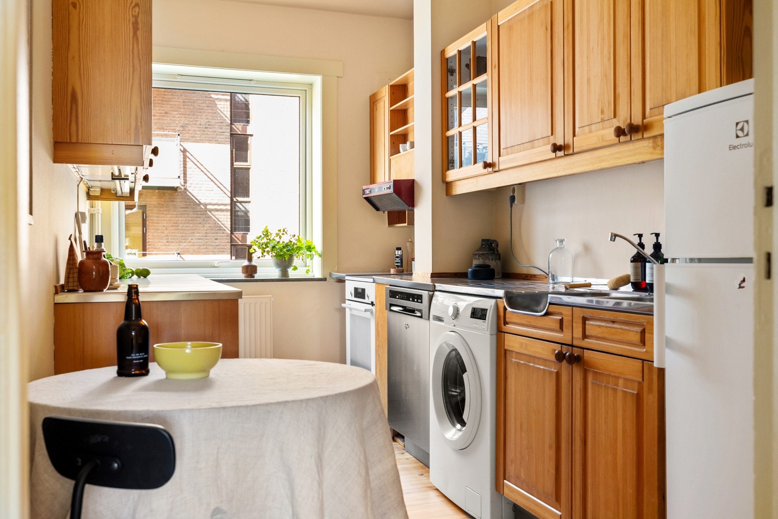 Leilighetens kjøkken ligger i eget rom og har ovn med platetopp, oppvaskmaskin, vaskemaskin og kjøl/frys.Alle hvitevarer på kjøkkenet medfølger i handelen Galleribilde