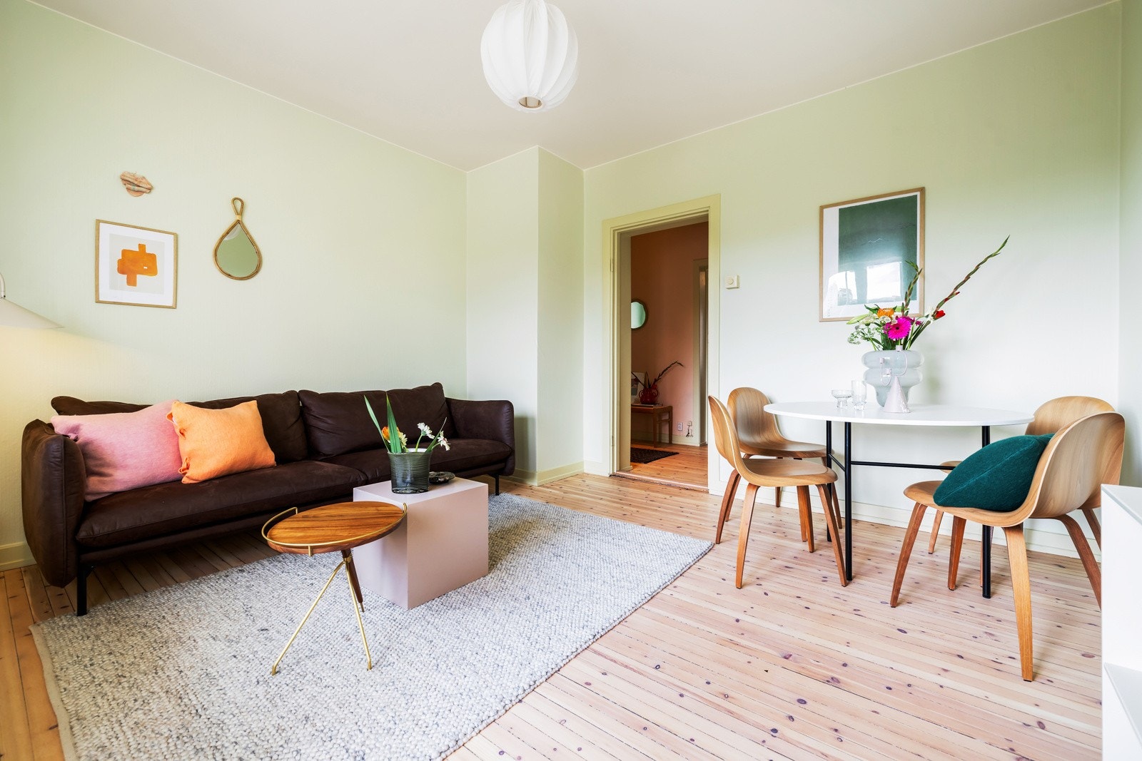 Leiligheten har en hyggelig stue med furugulv og malte vegger Galleribilde