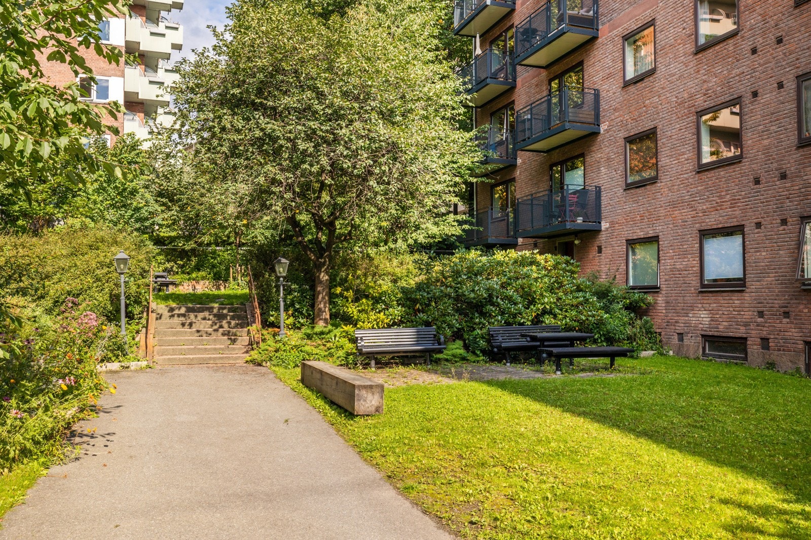 Hyggelige fellesområder med plen og benker Galleribilde