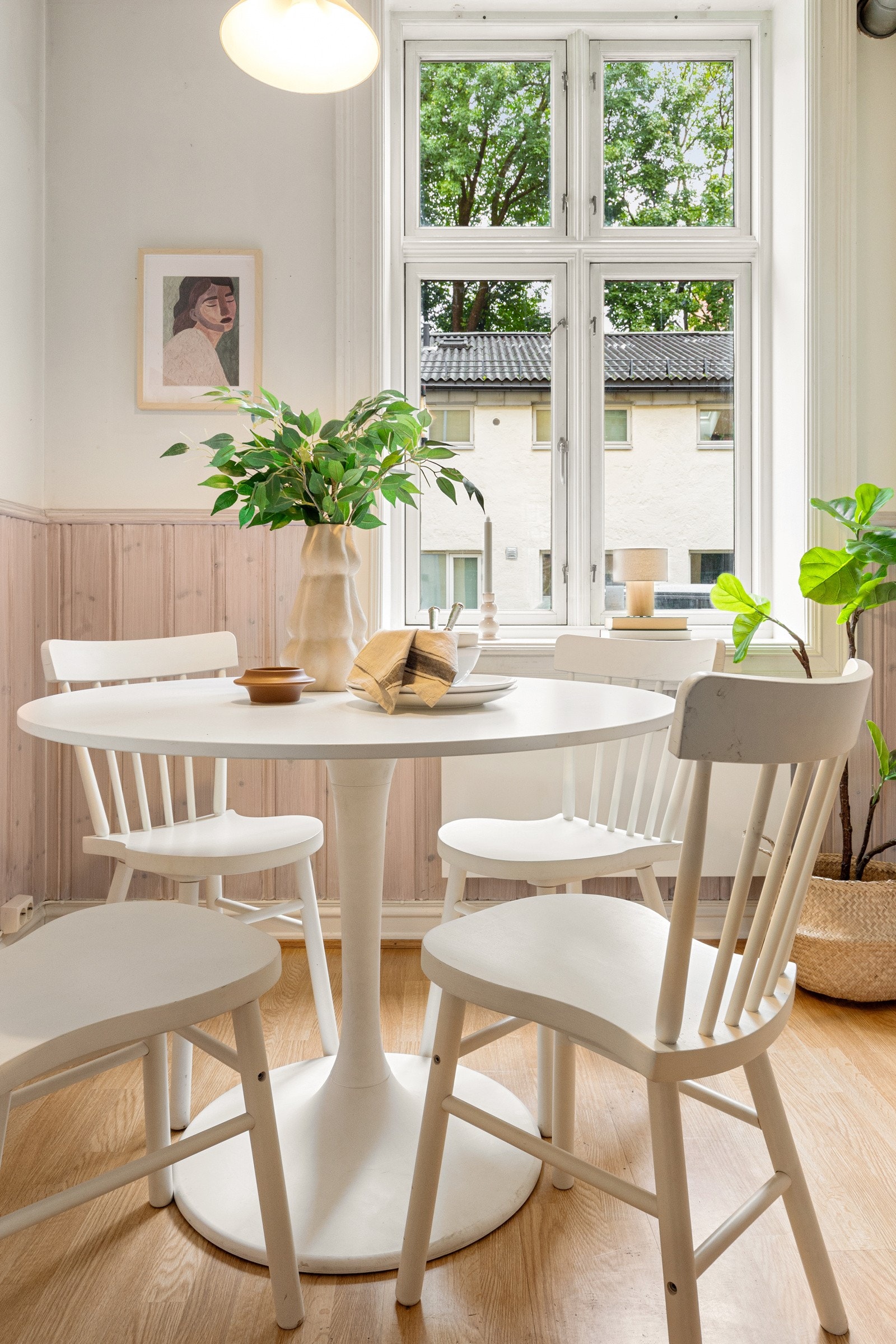 Kjøkken har fin utsikt til hyggelig sittegruppe i bakgården Galleribilde