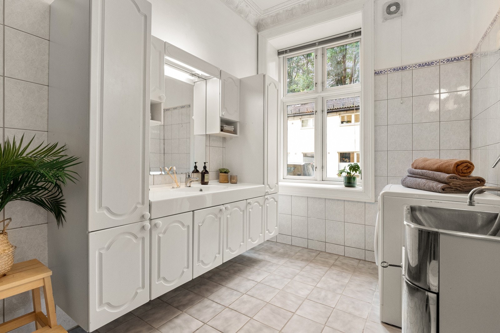 Meget romslig bad - her er det godt med innredning - oppusset i 2008 Galleribilde