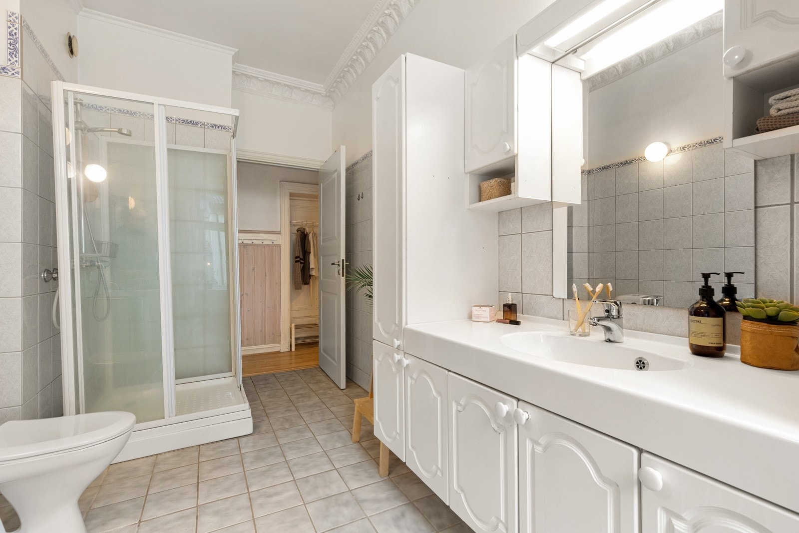 Badet har dusjkabinett. Varmtvannsbereder på 200 liter smart plassert i kjellerbod Galleribilde